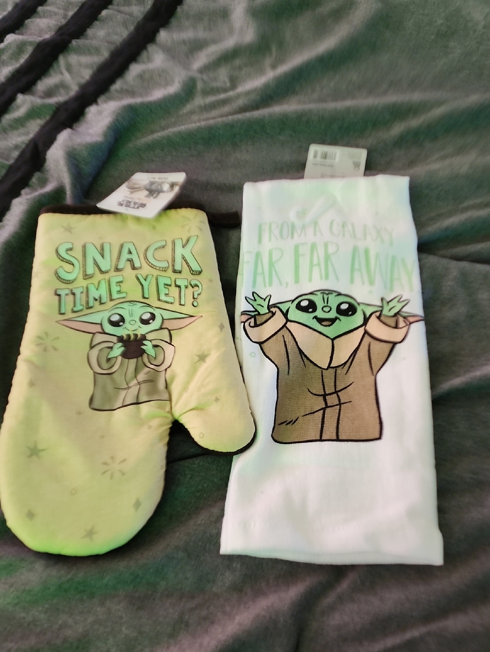 Disney Baby Yoda (Grogu) Green and White Oven Mitt & Kitchen Towel Set
